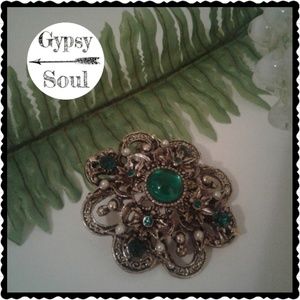 Emerald green vintage brooch